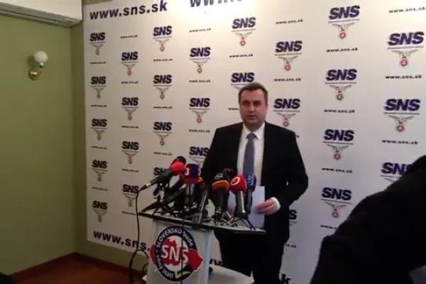 „Porušujete naše práva,“ kričia vládni politici