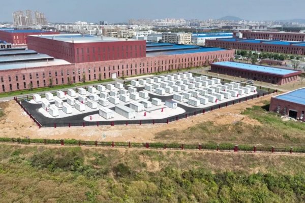 Hnutie Slovensko podalo trestné oznámenie pre výstavbu baterkárne v Šuranoch