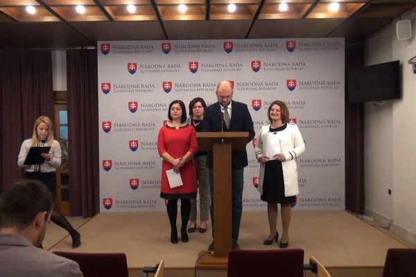 Opozícia: V Čistom dni mali čierne fondy na úplatky pre kurátorov, ideme odvolávať Richtera