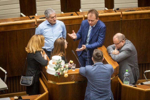 Poslanci obsadili rečnícky pult, Danko preložil schôdzu na štvrtok