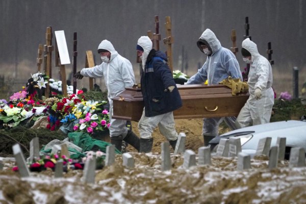 Počet úmrtí na koronavírus v Rusku je trojnásobne vyšší, ako hlásia