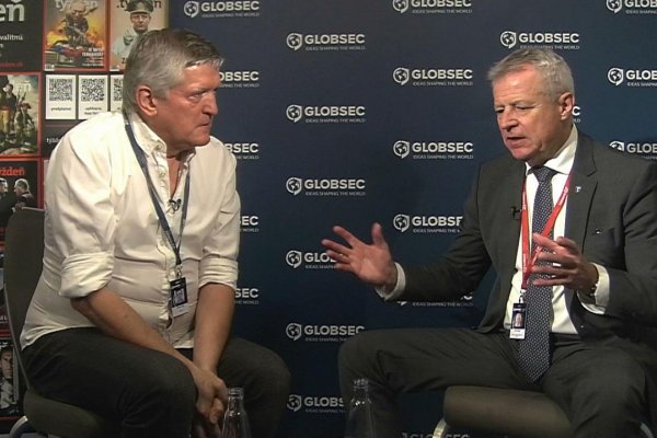 .pod lampou s Petrom Kolářom: Spadne Slovensko do ruskej sféry vplyvu? Rozbije Donald Trump slobodný svet? Dokáže Európa odolať?