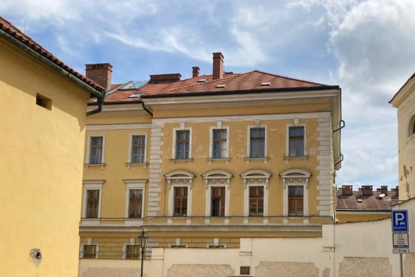 „Zavrite rypáky!“ kričia bachari. O chvíľu znie koleda už len ticho…