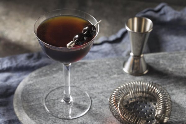 Nová éra – drink Manhattan