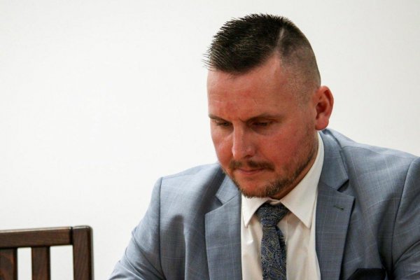 Začal sa proces s Danielom Bombicom, ktorý je obžalovaný z extrémizmu