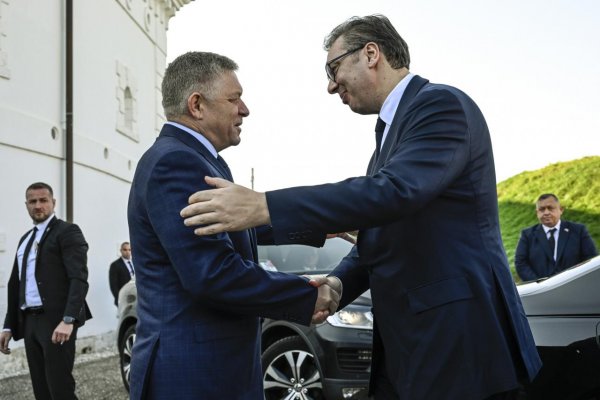 Roberta Fica Slováci nezaujímajú. Teda pokiaľ mu nemôžu dať volebné hlasy. V Srbsku alebo doma