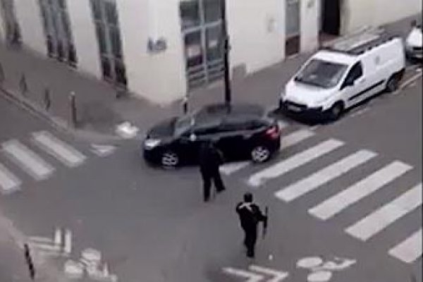 Policajti museli uvolniť cestu teroristom