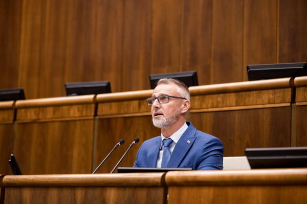 Raši vyzval Kotlára, aby zverejnil analýzu o vakcínach proti COVID-19