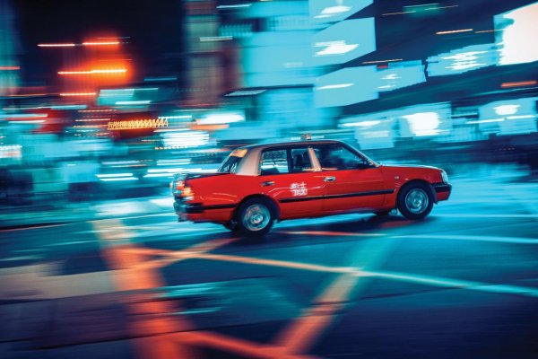 Hongkonským taxikárom prikázali viac sa usmievať