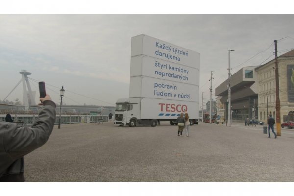 Tesco každý týždeň daruje 110 ton potravín. Upozorňuje na to netradičným spôsobom – obrovskými kamiónmi v centrách miest