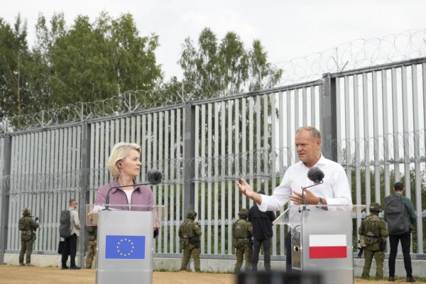 Tusk: Poľsko vo štvrtok o polnoci uzavrie hranice s Bieloruskom