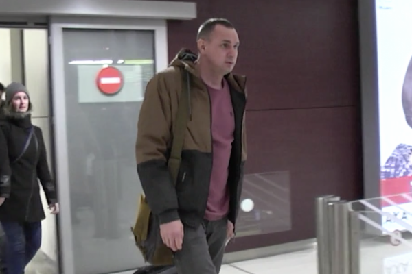 Oleg Sencov priletel na Slovensko, exkluzívne zábery z jeho privítania