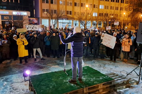 V Poprade na proteste vystúpila revolučná aktivistka, básnik, hudobník i prvovolička