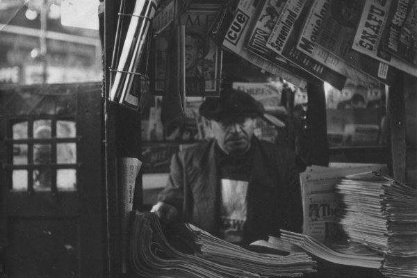 Ako internet vytláča z ulíc novinové stánky (a čo tým spoločnosť stráca)