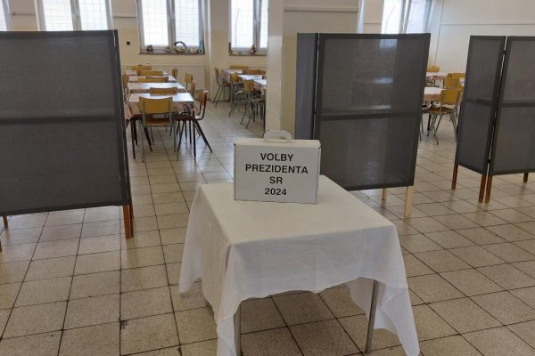 Voľby zatiaľ prebiehajú štandardne, komisia neeviduje vážnejšie podnety