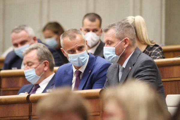 Zamestnanec by sa mal pri vstupe do práce preukázať očkovaním či testom, navrhujú poslanci