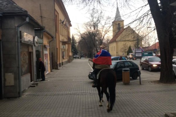 Farmári mieria na koňoch do hlavného mesta