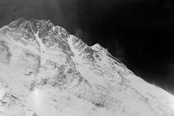 Na Mount Evereste nedávno po prvý raz viala rómska vlajka. Akých bolo 70 rokov výstupov naň?