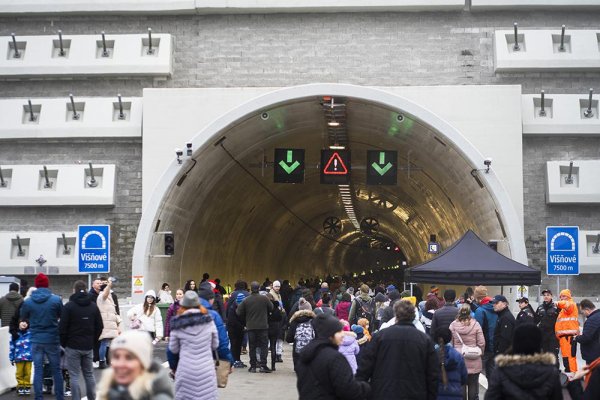 Novootvoreným tunelom Višňové prešli podvečer prví motoristi