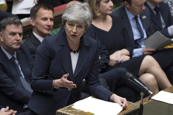 Britskí poslanci schválili odklad brexitu, May sľúbila odchod