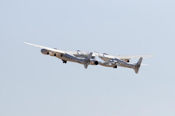 Miliardár Richard Branson dosiahol hranicu vesmíru