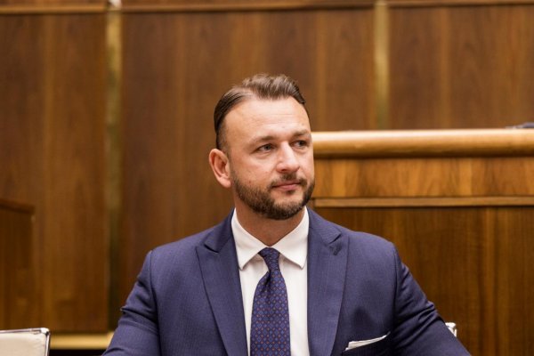Opozícia: Rozhodnutie správneho súdu je ďalšia prehra Šutaja Eštoka