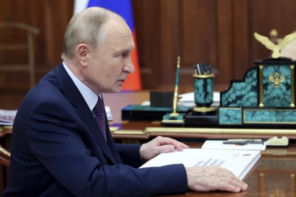 Kremeľ: Sme pripravení rokovať so Zelenským hoci nemá legitimitu