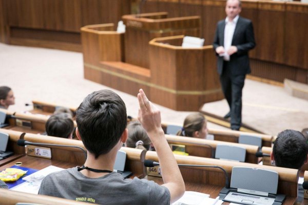 V parlamente dnes poslancov vypočúvali deti