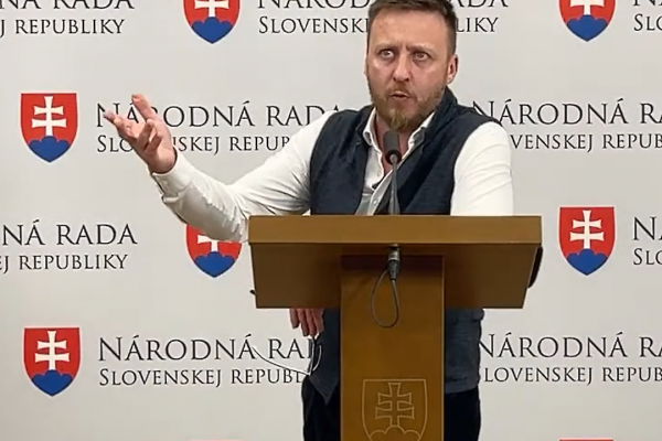 Kotlárovi sa nepáči, že Šutaj Eštok a Pellegrini spochybňujú jeho analýzu