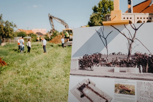 Na mieste, kde stál dom novinára Jána Kuciaka a jeho snúbenice sa začala výstavba Pamätníka slobody slova