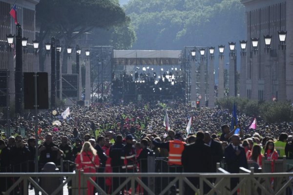 Vatikán: Na Námestie sv. Petra prichádzajú na pohreb pápeža tisíce veriacich