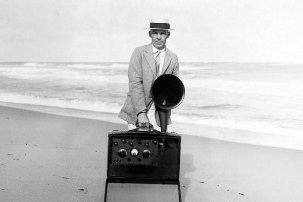 Zvuk proti šumu: Ako Armstrong zmenil svet a prehral boj s korporáciami