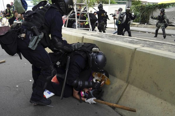 V Hongkongu protestujú desiatky tisíc ľudí, došlo i k stretom s políciou