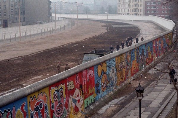 Berlínsky múr. Prečo vyrástol, prečo padol. A čo to urobilo s nami?