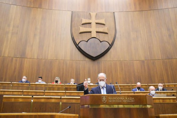 Poslanci budú o nových pandemických opatreniach rokovať zrýchlene