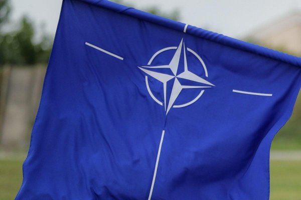 NATO: Členské krajiny zvyšujú výrobu delostreleckej munície