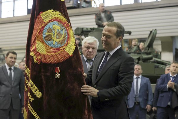 Exprezident Medvedev hovorí, že Gruzínsko „kráča do priepasti po ukrajinskej ceste“