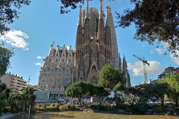 Klimatickí aktivisti potreli farbou baziliku Sagrada Familia v Barcelone