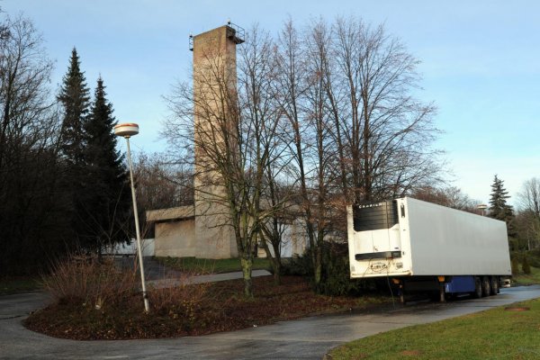 Pohrebné služby nestíhajú. Mestá zháňajú chladiarenské prívesy na cintoríny, Nitra má už dva