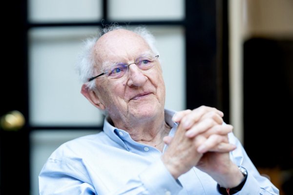 Laureát Nobelovej ceny Clarke kritizoval americké škrty vo financovaní výskumu