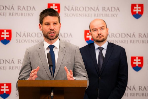 PS vyzýva Rašiho, aby sa zasadil za zmrazenie poslaneckých platov