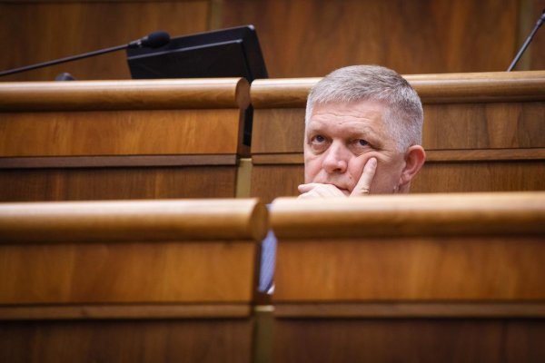 Robert Fico je mimo verejného priestoru, Peter Pellegrini mocensky rozkvitá. Čo to znamená?