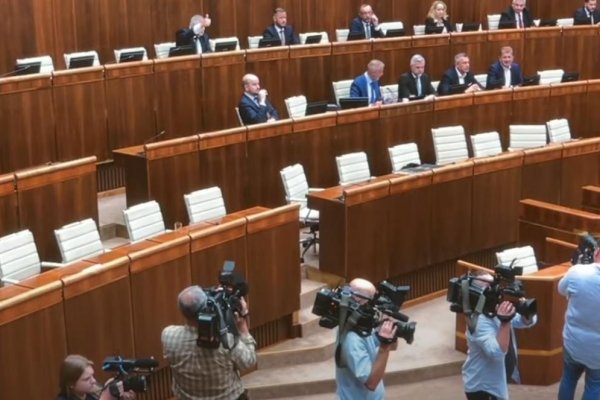 Hlasovanie o zmene ústavy odložili na piatok