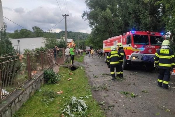 Na východe Slovenska sa prehnalo tornádo, zasahovali aj hasiči (+ video)