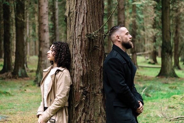 The Economist: V ekonomicky rozvinutom svete je menej randenia aj spolubývania bez sobášov