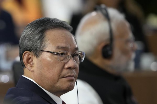 Čínsky premiér navrhol vznik organizácie pre globálnu spoluprácu v oblasti AI