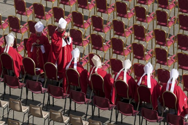 Do zvolenia nového pápeža spravuje cirkev s obmedzeniami kolégium kardinálov