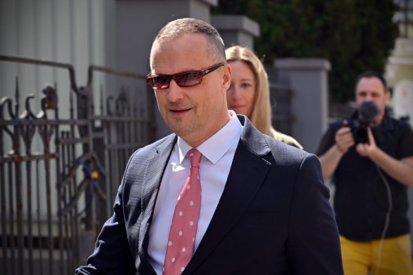 Poradcu premiéra a advokáta Davida Lindtnera samosudca oslobodil spod obžaloby