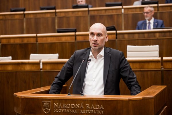 SaS kritizuje postup vlády pri ropnej kríze a varuje pred výpadkami palív