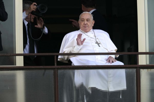 Pápeža po viac ako piatich týždňoch prepustili z nemocnice